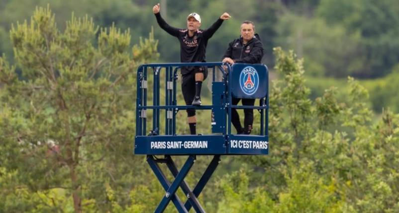 居高临下！罗体：恩里克在6米高的平台上指导训练 可直接纠正球员